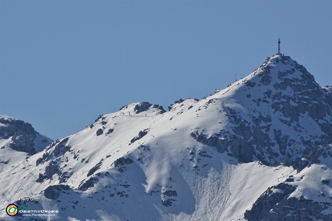 55 Maxi zoom sulla Punta  Cermenati innevata in Resegone (1875 m) .JPG
